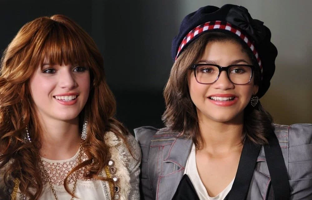 Tweedle Geek et Tweedle Chic, Zendaya et Bella Thorne dans le Disney Channel Original Movie Frenemies / AMIennemies