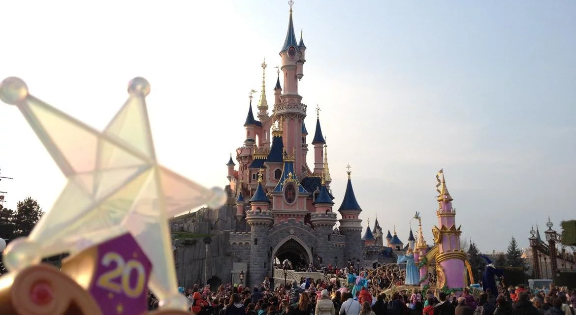 Comme annoncé DISNEYSTORE.FR célèbre les 20 ans de Disneyland Paris.