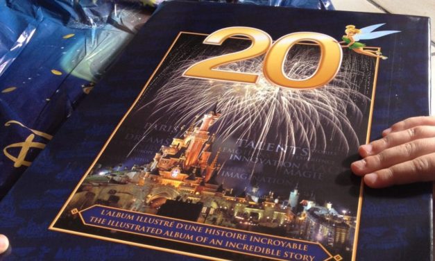 Découvrez l’album illustré officiel de Disneyland Paris « 20 ans de rêves / 20 years of dreams » par Jérémie Noyer et Mathias Dugoujon.