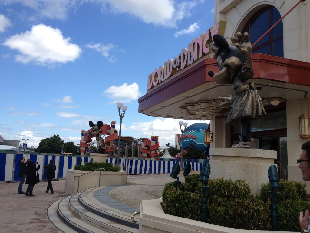 Disneyland Paris - World of Disney - Entrée derrières les barricades