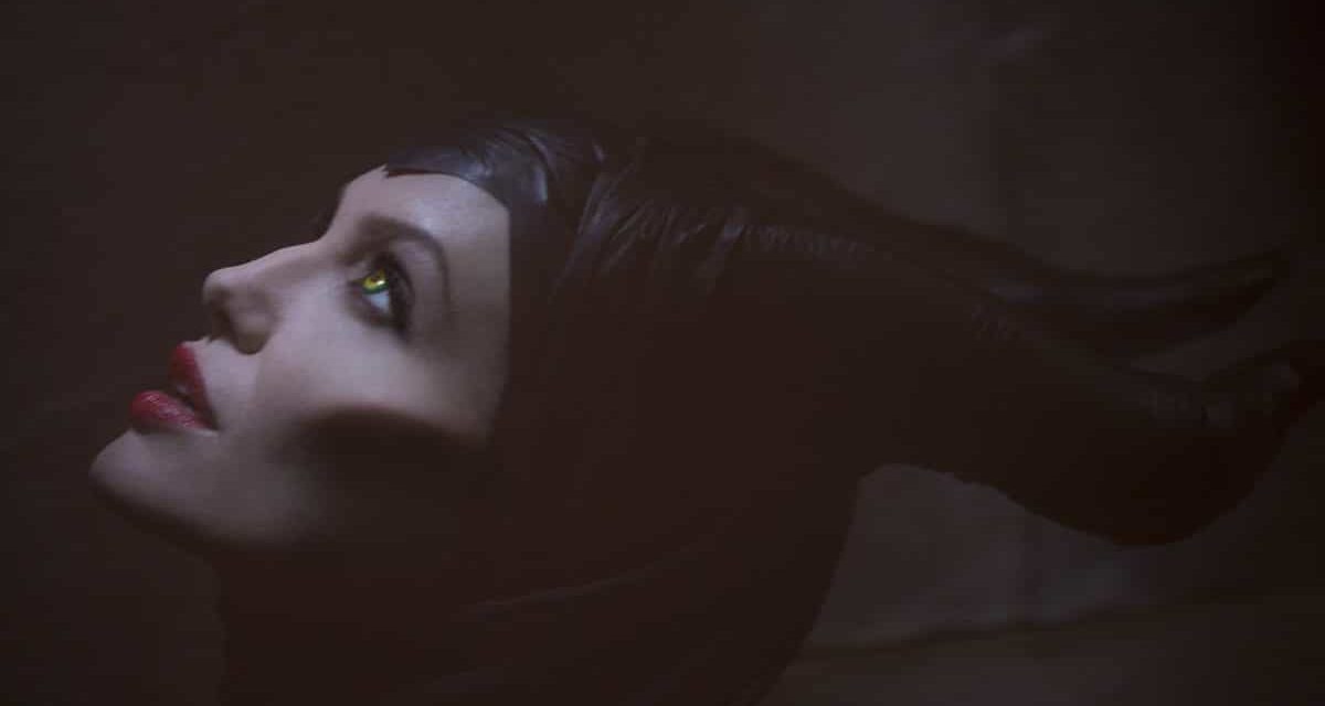 Les Studios Walt Disney annoncent le début du tournage du tant attendu MALEFICENT. Première photo d’Angelina Jolie dévoilée.