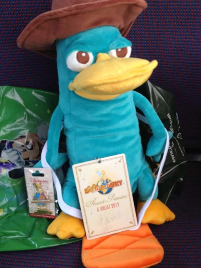 Le butin de cette visite au World of Disney ! Pin's, badge et Perry the Platypus !
