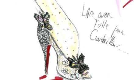 Christian Louboutin et Disney dévoilent leur vision moderne du célèbre soulier de Cendrillon.