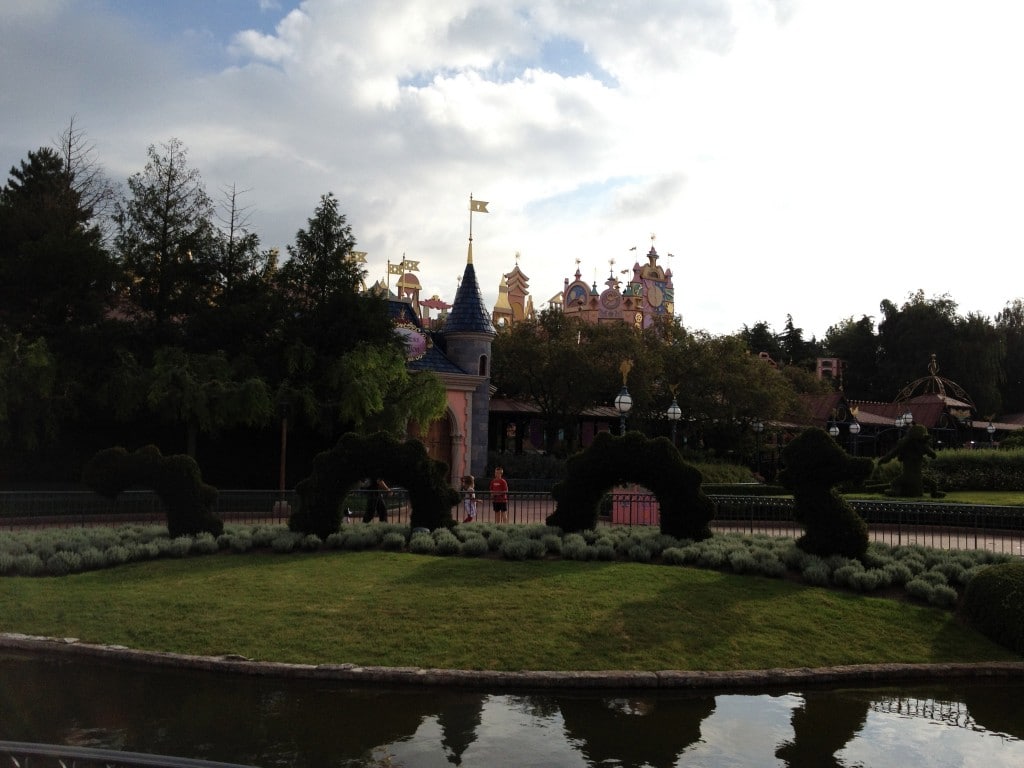 Création artistique à Disneyland Paris en face du pavillon des princesses