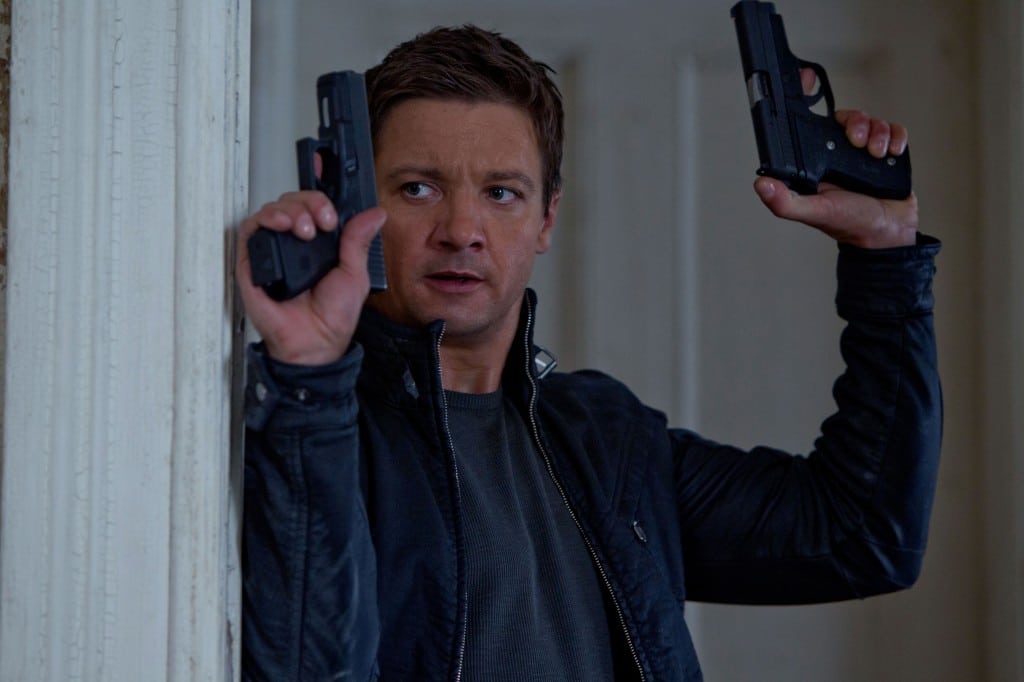 Bourne Legacy - Aaron Cross - deux pistolets