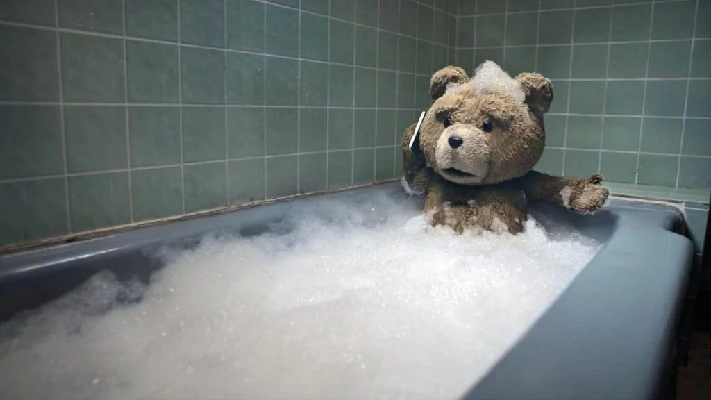 Ted 30 ans ours en peluche - Seth Macfarlane - Au téléphone dans son bain moussant