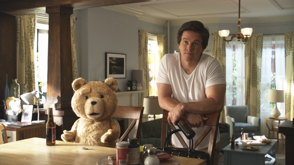 Ted 30 ans ours en peluche - Ted et John main dans la main