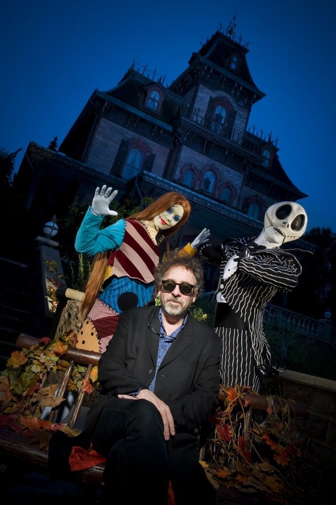 Tim Burton à Disneyland Paris devant Phantom Manor