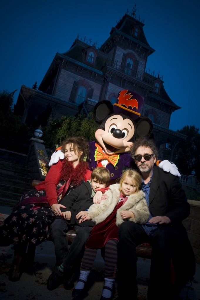 Tim Burton en famille à Disneyland Paris devant Phantom Manor