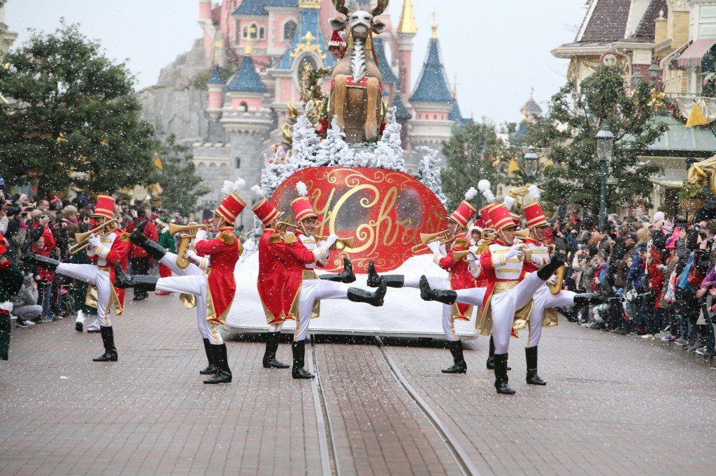 Disneyland Paris - Officiel - Cavalcade de Noël