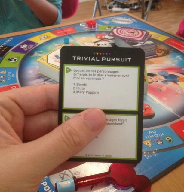 Test du jeu de société : Trivial Pursuit Disney pour la famille. Devinez qui a gagné ? ;-)