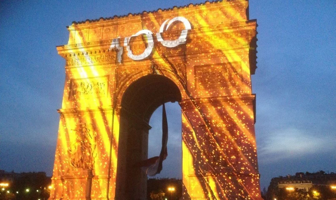 Chronique de l’arrivée du Tour de France 2013 devant l’Arc de Triomphe, théâtre de projections inédites.
