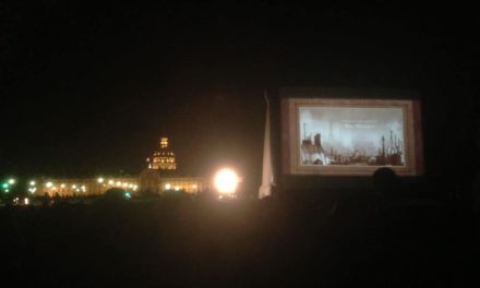 Chronique de la projection d’Un monstre à Paris lors d’une séance de cinéma au clair de lune des Invalides.
