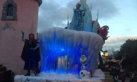 Chronique d’une belle journée en famille pour célébrer Noël à Disneyland Paris et l’arrivée d’Elsa, Anna et Olaf du film « FROZEN – La Reine des Neiges ».
