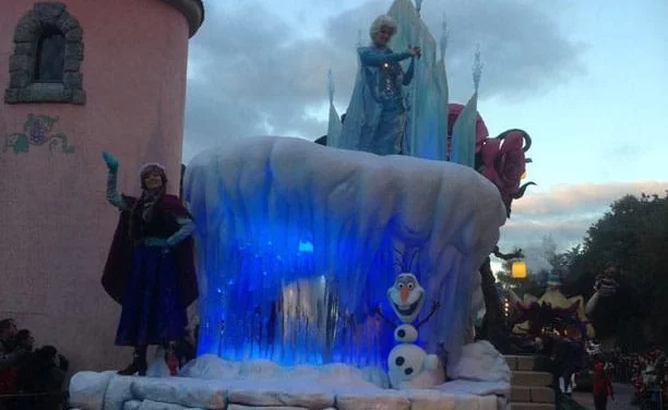 Chronique d’une belle journée en famille pour célébrer Noël à Disneyland Paris et l’arrivée d’Elsa, Anna et Olaf du film « FROZEN – La Reine des Neiges ».