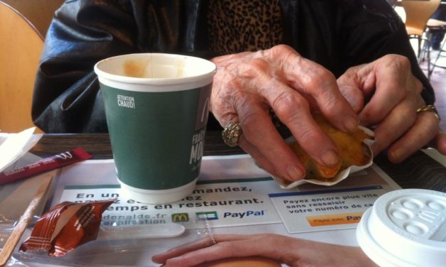 ALZHEIMER : L’échange lors des activités quotidiennes.