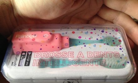 Léopoldine a testé la brosse à dents intelligente Rainbow.