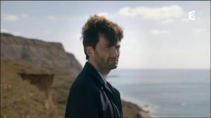 Broadchurch. Série policière, huis clos d'une petite ville balnéaire britannique où tout bascule après de terribles drames ... Avec David Tennant, Olivia Colman, ..., et Charlotte Rampling. 2