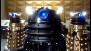 Chronique d'un anniversaire sous le signe de Doctor Who, après avoir vu en famille les 8 saisons de la nouvelle série. The Majestic Tale (Of a Madman in a Box). 18