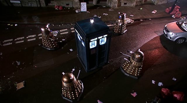 Le TARDIS encerclé par des DALEKS