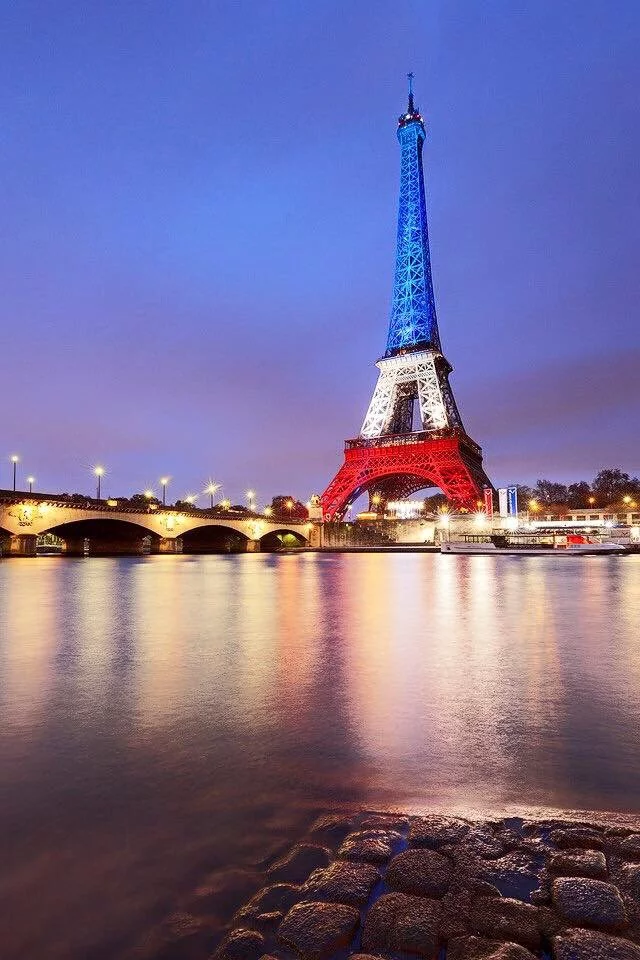 Cédric Faiche ‏@cedricfaiche 19 hil y a 19 heures L'une des plus belles photos de la soirée (auteur inconnu) #Eiffel #AttaquesParis 