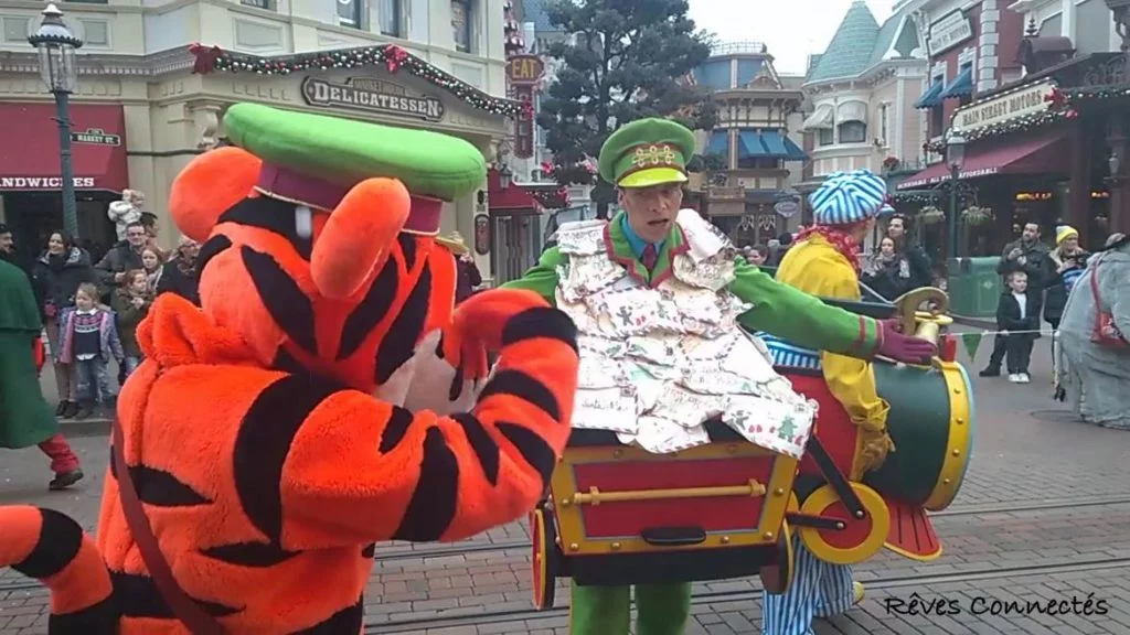 Noël 2015 - Disneyland Paris Parade - Tigrou joue au facteur ?