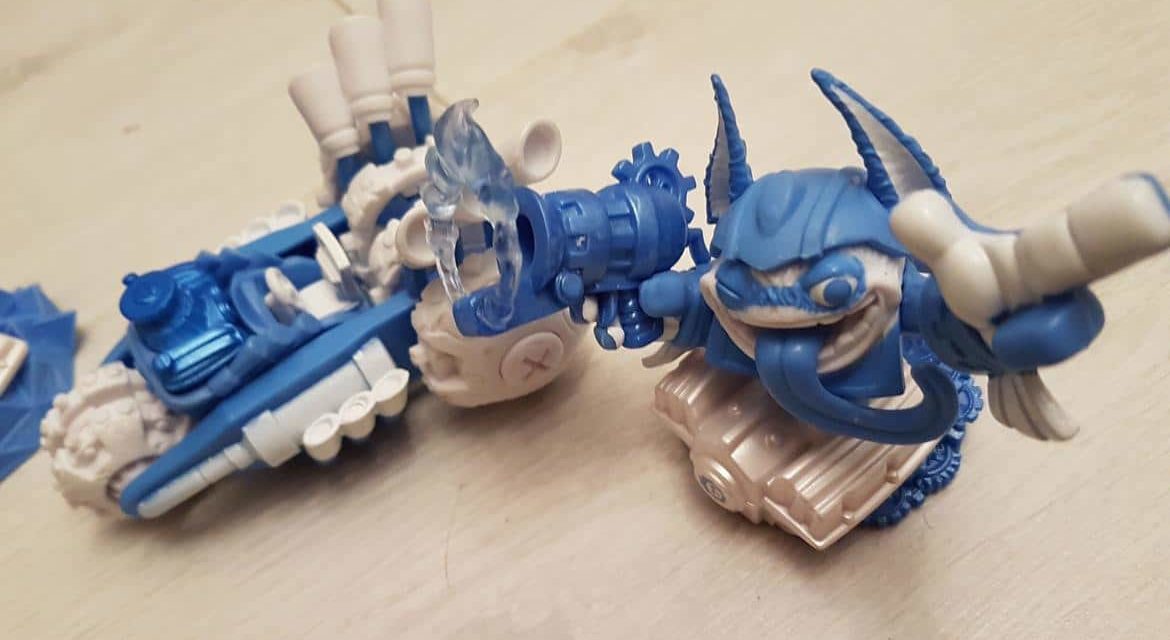 Du nouveau pour les figurines connectées Skylanders Superchargers (Power Blue et Trophée Kaos)