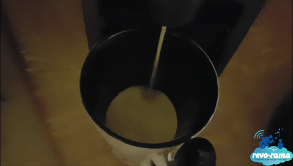 revorama-nespresso-machine-cafe-connectee-prodigio-milk