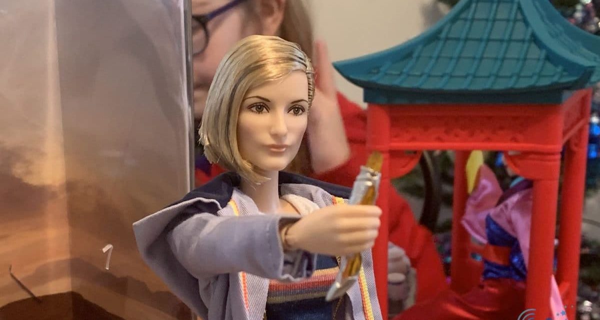 Une nouveauté incontournable pour les Whovians… La Barbie Doctor Who ! Notre test.