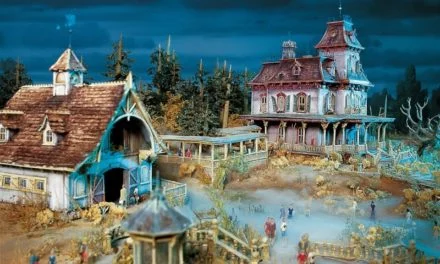 Enfin ! La poupée collector Mélanie Ravenswood arrive à Disneyland Paris avec une boutique entièrement dédiée à l’attraction Phantom Manor !