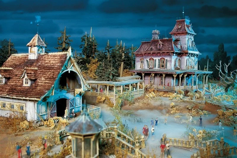 Enfin ! La poupée collector Mélanie Ravenswood arrive à Disneyland Paris avec une boutique entièrement dédiée à l’attraction Phantom Manor !